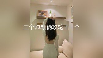 合租房冒死在门帘上小洞偷窥对门的美女洗澡