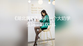 办公楼女厕全景偷拍制服高跟小姐姐的多毛小黑鲍鱼