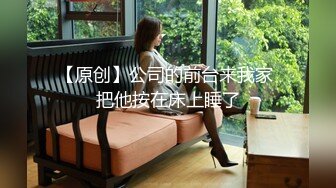 户外勾搭风骚少妇商场厕所内激情啪啪，厕所外等没人了进去找刺激，口交大鸡巴条件有限站着爆草骚穴感觉好刺激